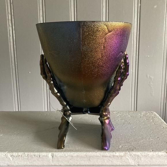NWT Purple Blue Iridescent Oil Slick Skull 💀 in Hands Snack or Candy Bowl Decor - Picture 6 of 17
